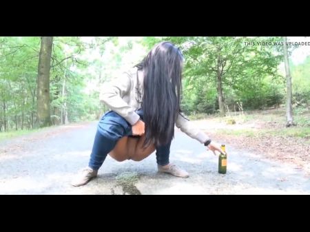 loira gostosa fazendo xixi em pé