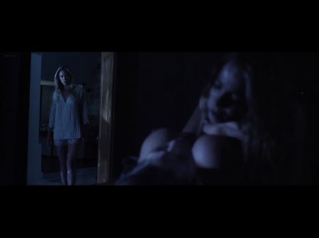 mulher tomando banho com desespero a fazer xixi