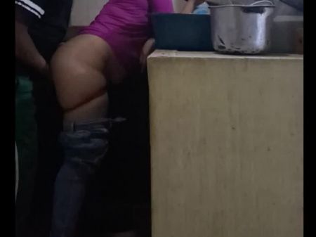 fodendo a empregada brasileira de vestido curto de quatro