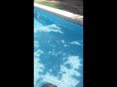 gorda dando na piscina