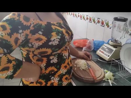 mamilos da namorada enquanto ela dorme