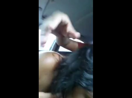 novinha chupando de dentro do carro