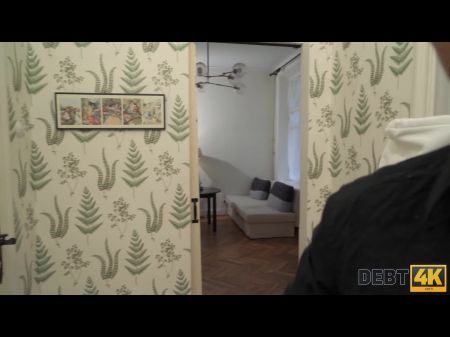 marido exibe a esposa