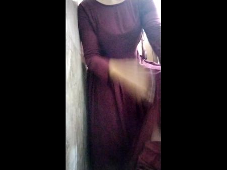 mulata trocando de roupa