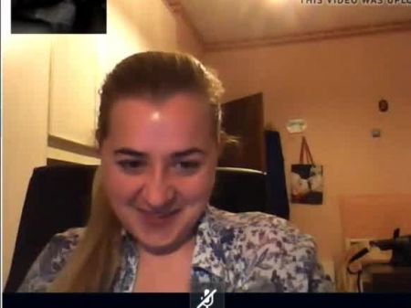 mostrando os peitinhos no skype