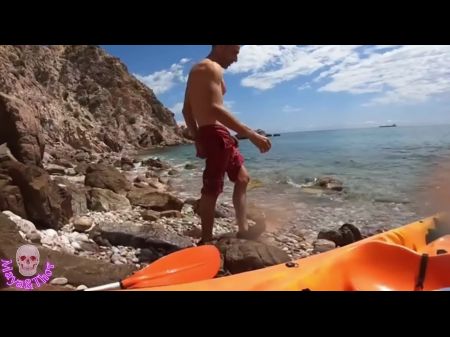 vovó pelada se afogando na praia