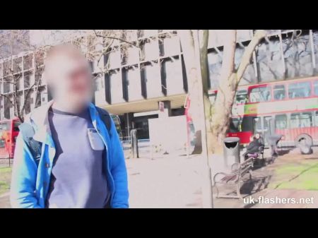 mulheres mijando banheiro público