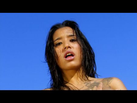 morena na praia de nudismo