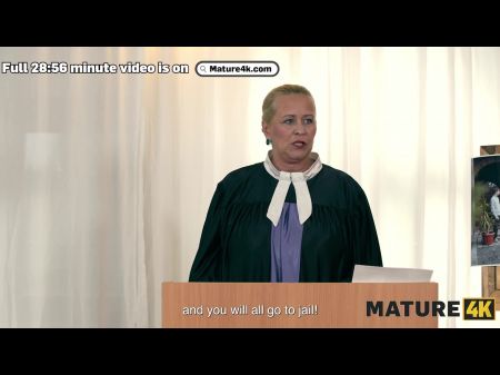 mulher pega o marido com um consolo duplo