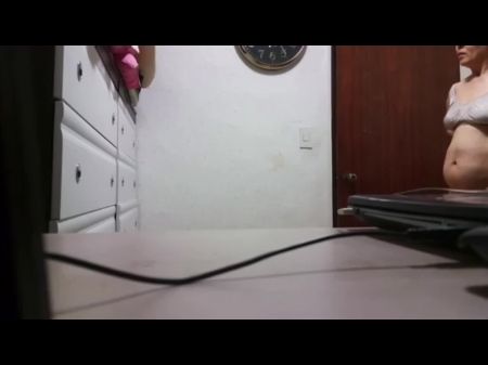 mulher trocando de roupa