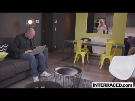 esposa_morena_senta_na_cara_do_marido