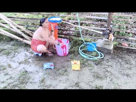 magrinha tomando banho